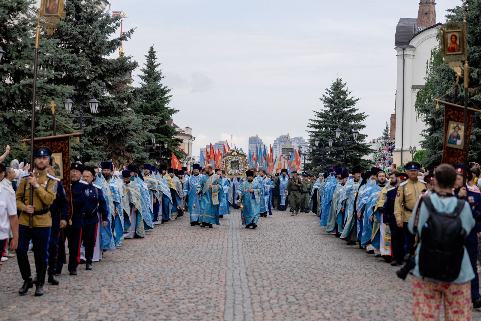Челнинцы приняли участие в богослужении и крестном ходе в городе Казани