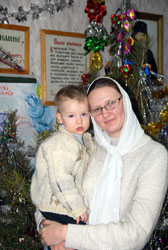 Матушка Кристиния с сыном. Увеличить изображение. Размер файла: 124,51 Kb [536X800]