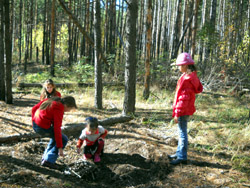 Дети Воскресной школы на прогулке в лесу. Увеличить изображение. Размер файла: 301,13 Kb [800X600]