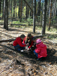 Дети Воскресной школы на прогулке в лесу. Увеличить изображение. Размер файла: 306,87 Kb [600X800]