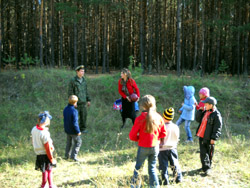 Дети Воскресной школы на прогулке в лесу. Увеличить изображение. Размер файла: 231,87 Kb [800X600]