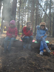 Дети Воскресной школы на прогулке в лесу. Увеличить изображение. Размер файла: 163,26 Kb [600X800]