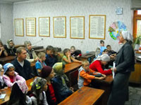 Первый день занятий в детской воскресной школе.