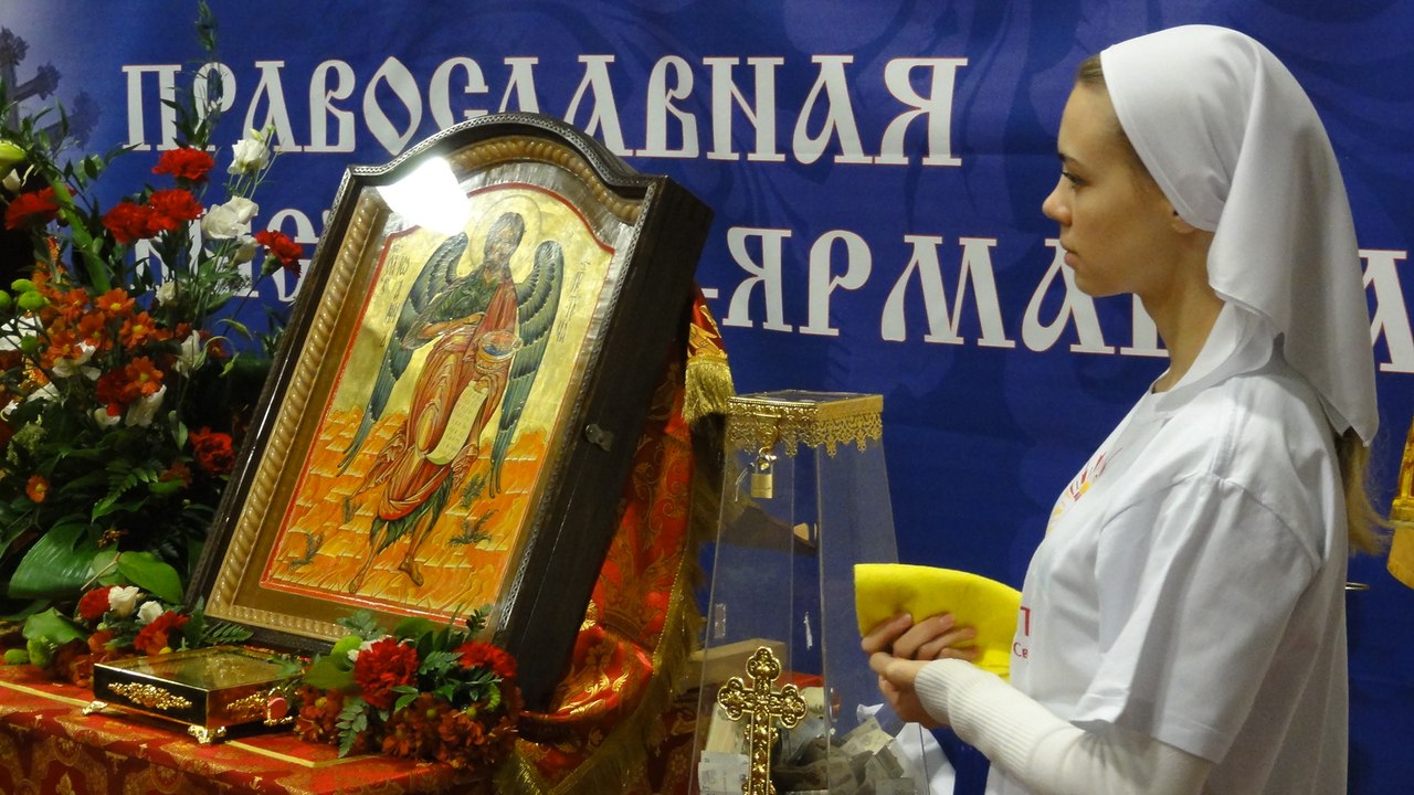 Дежурство молодежной группы "Рассвет" на православной выставке