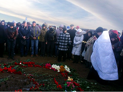 На месте крушения самолета в Казани совершена панихида по погибшим