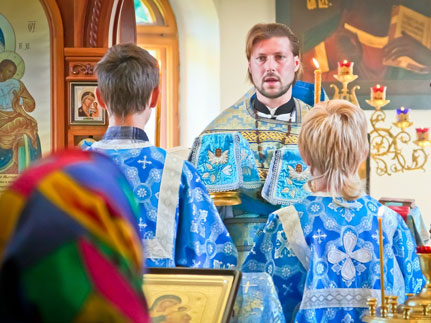 Священник Глеб Грозовский молится о семье предполагаемого «заказчика» дела