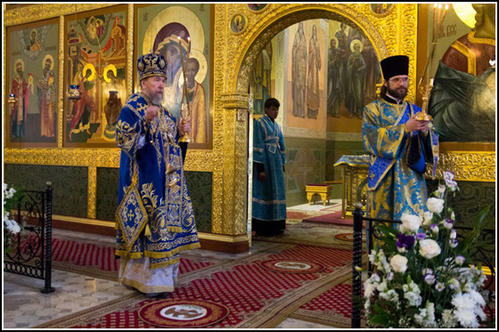 Митрополит Анастасий возглавил престольные торжества в главном храме Казани