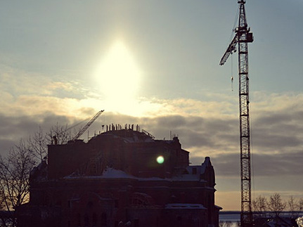 В Архангельске над строящимся храмом воссиял солнечный купол