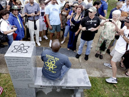 Первый памятник атеизму установлен в США