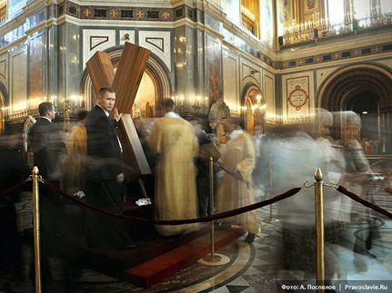 К Андреевскому кресту в день подходило до 35 тыс. верующих
