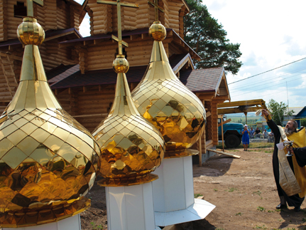 На храм в Нижнекамском районе установили купола