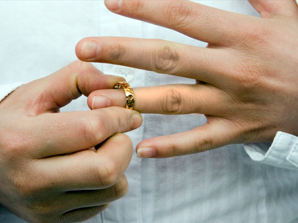 Церковь вынесла на обсуждение условия расторжения венчанного брака