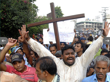 Террористы-смертники подорвали себя у христианского храма в Пакистане