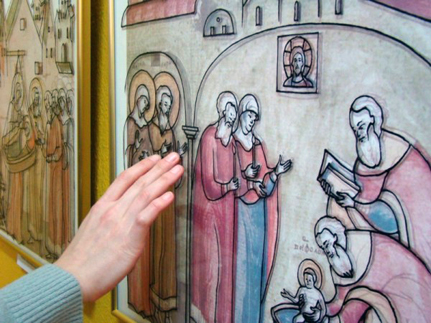 Увидеть вслепую: в Чебоксарах открылась православная выставка для незрячих