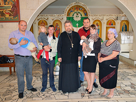 Семья беженцев крестила ребенка в Боровецкой церкви