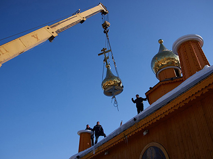 На казанский храм святителя Тихона установили новые купола