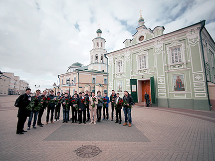Активисты казанской православной молодежи поздравили девушек с днем святых жен-мироносиц