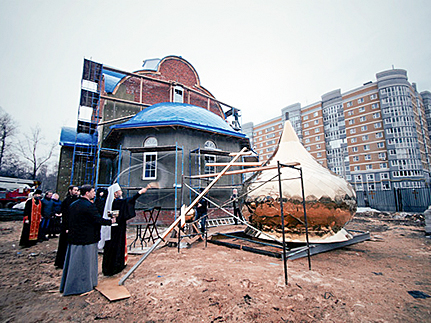 На строящийся в Зеленодольске храм установили центральный купол
