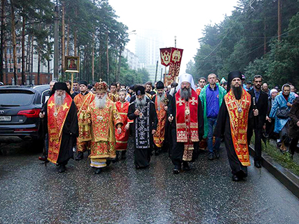 В Екатеринбурге прошел крестный ход в 60 тыс. человек