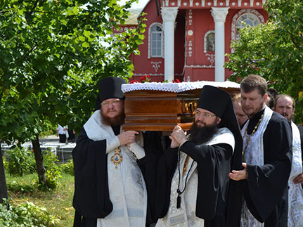 Отпевание Киевского убиенного священника совершили три епископа
