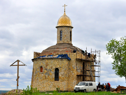 В селе Икское Устье продолжается строительство храма