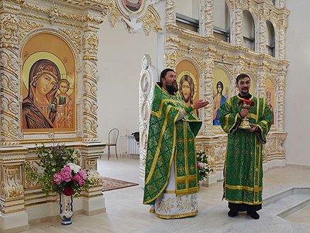 В храме Казанской иконы Божией Матери прошла первая служба