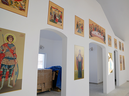 В Крестовоздвиженской церкви установили иконы в иконостас
