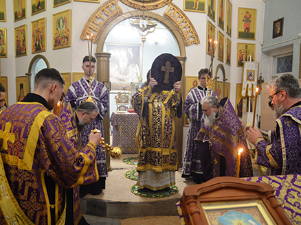 Епископ Иннокентий совершил вынос Креста в Тихоновском храме