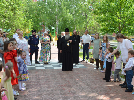 Митрополит Кирилл поздравил детей