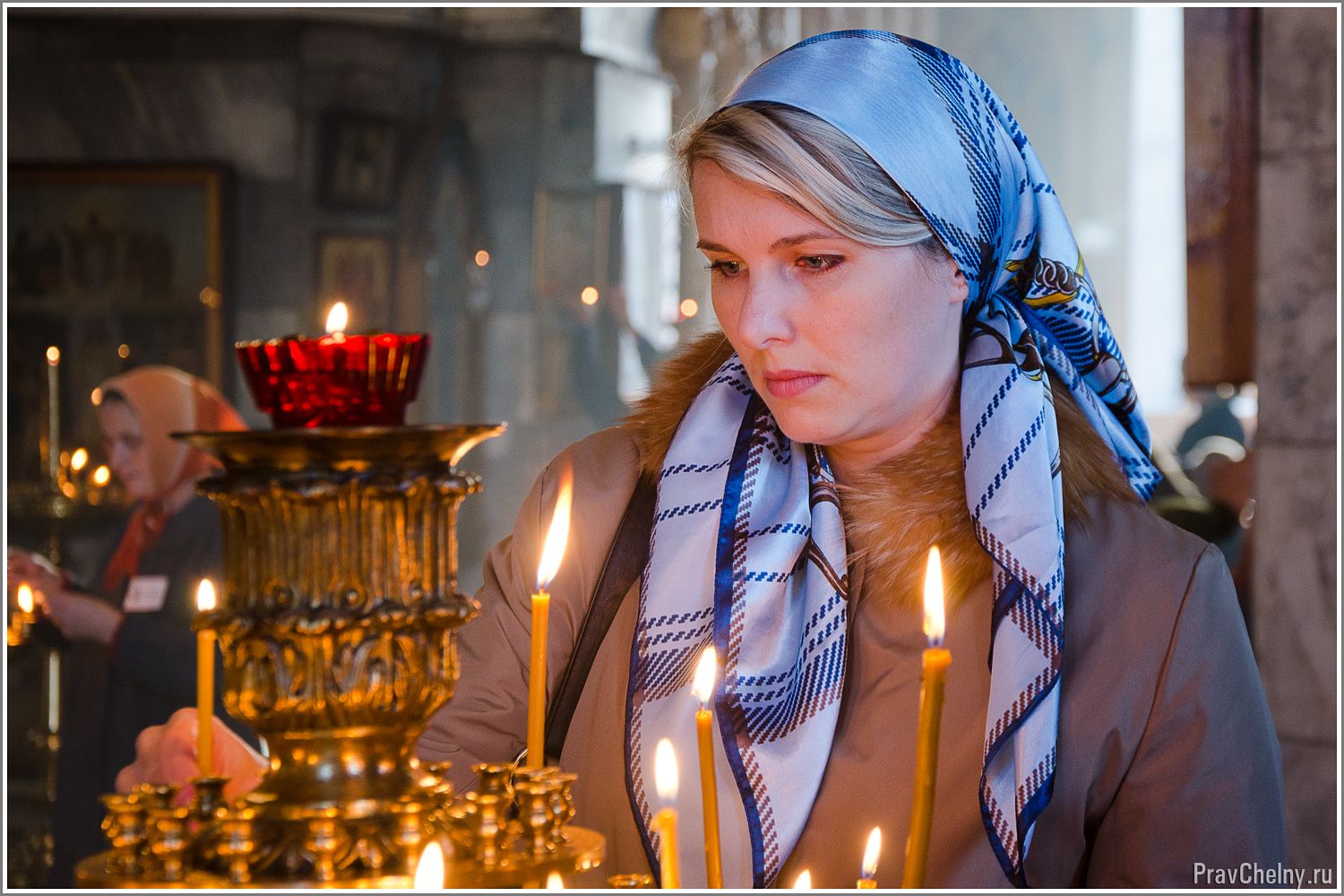Цвет платка в великий пост. Православная женщина. Девушка в храме. Женщина молится в церкви. Красивая женщина в церкви.