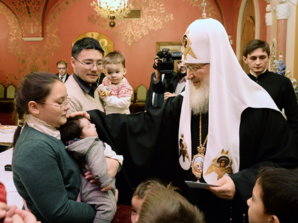 Патриарх за Рождественским чаепитием встретился с многодетными семьями