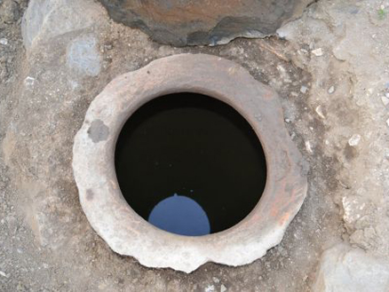 Обнаружен сосуд со святой водой, не испортившейся за 1300 лет