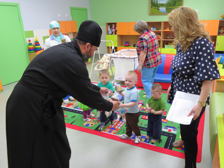 Священник поделился Пасхальной радостью с детьми