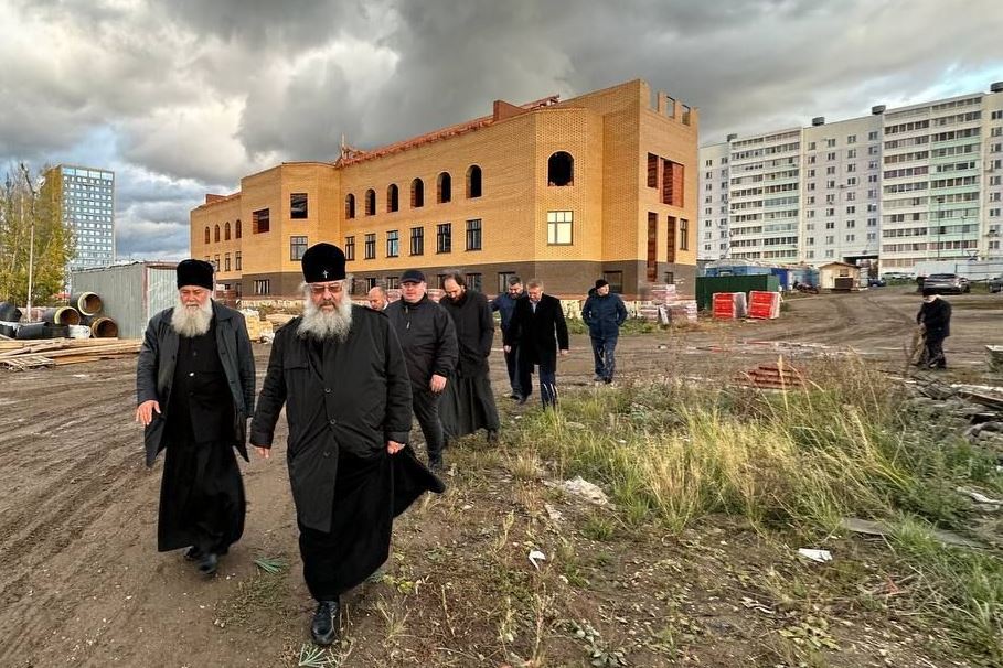 Митрополит Кирилл ознакомился с ходом строительных работ в здании православной гимназии