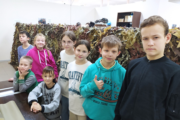Школьники приняли участие в плетении маскировочных сетей