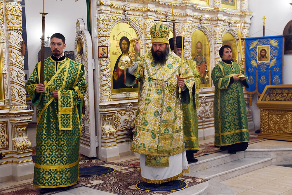 Епископ Гавриил возглавил Всенощное бдение в Казанском храме прихода Рождества Христова