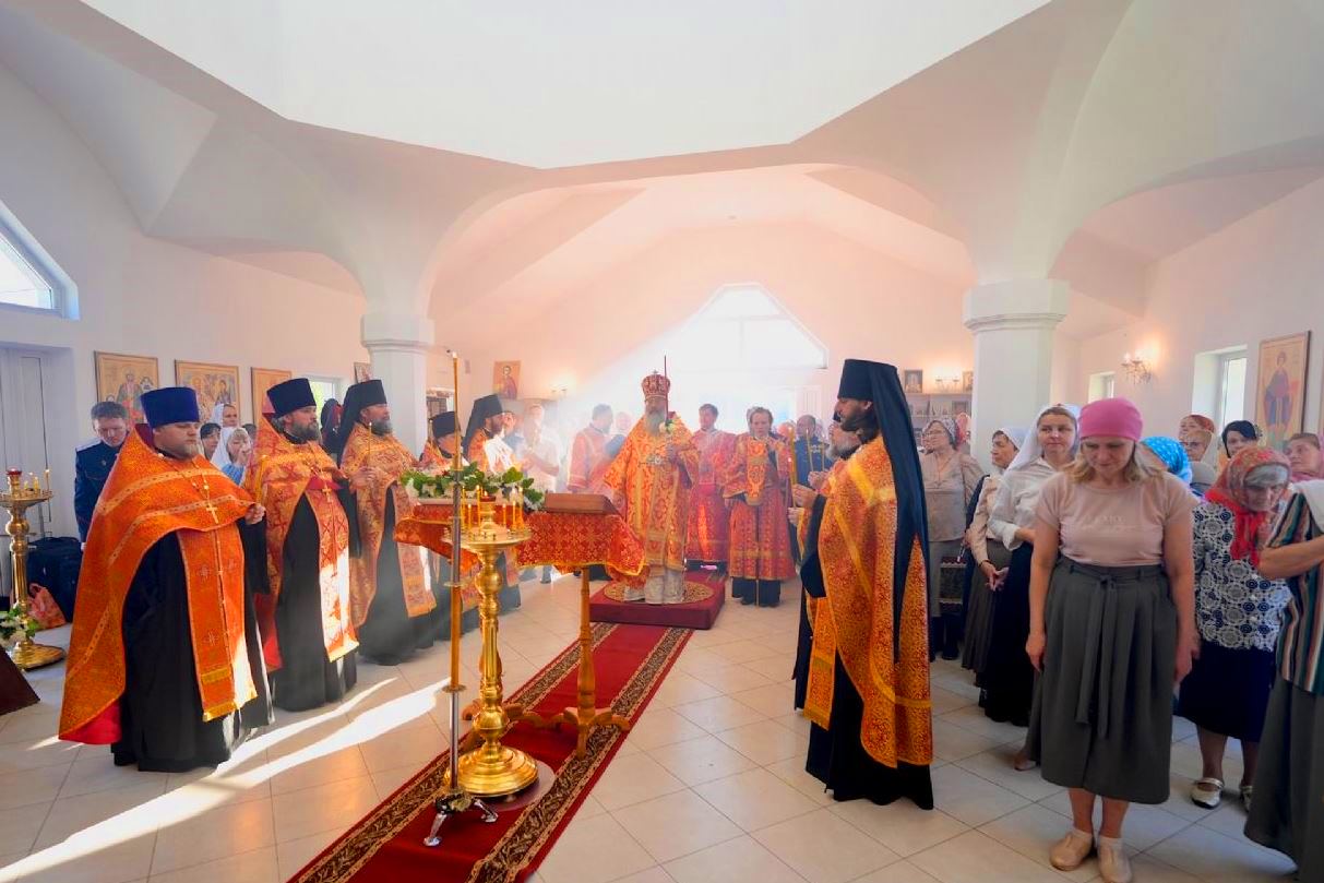 Митрополит Кирилл совершил Всенощное бдение в Крестовоздвиженском храме Челнов