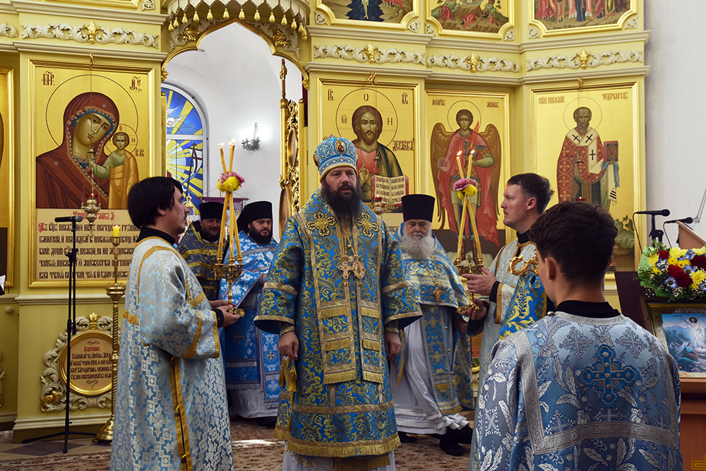 Епископ Гавриил возглавил Литургию в Никольском соборе города Мензелинска