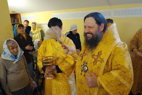Архиерейское богослужение в доме престарелых