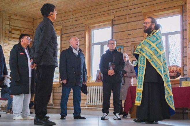 Священник рассказал делегации из Китайской Народной Республики о храме в селе Сарсак-Омга