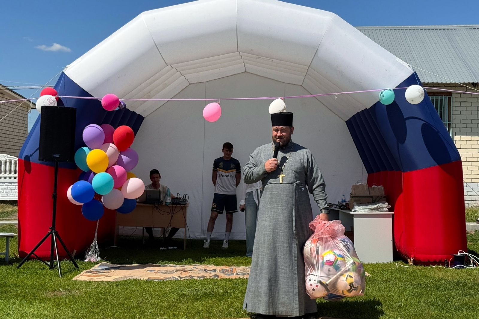 Священник принял участие в празднике для детей в социальном приюте
