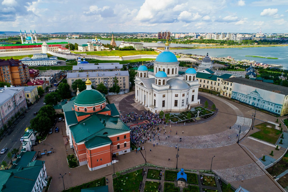 К мощам святителя Тихона