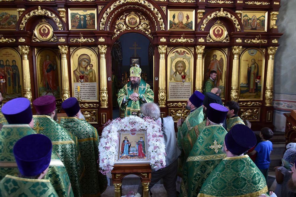 В День семьи епископ Гавриил совершил Литургию и поздравил семьи многодетных священнослужителей [+Видео]