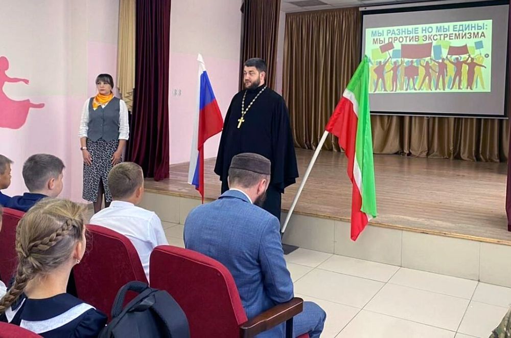 В Мензелинске прошла встреча школьников с участником СВО и православным и мусульманским духовенством