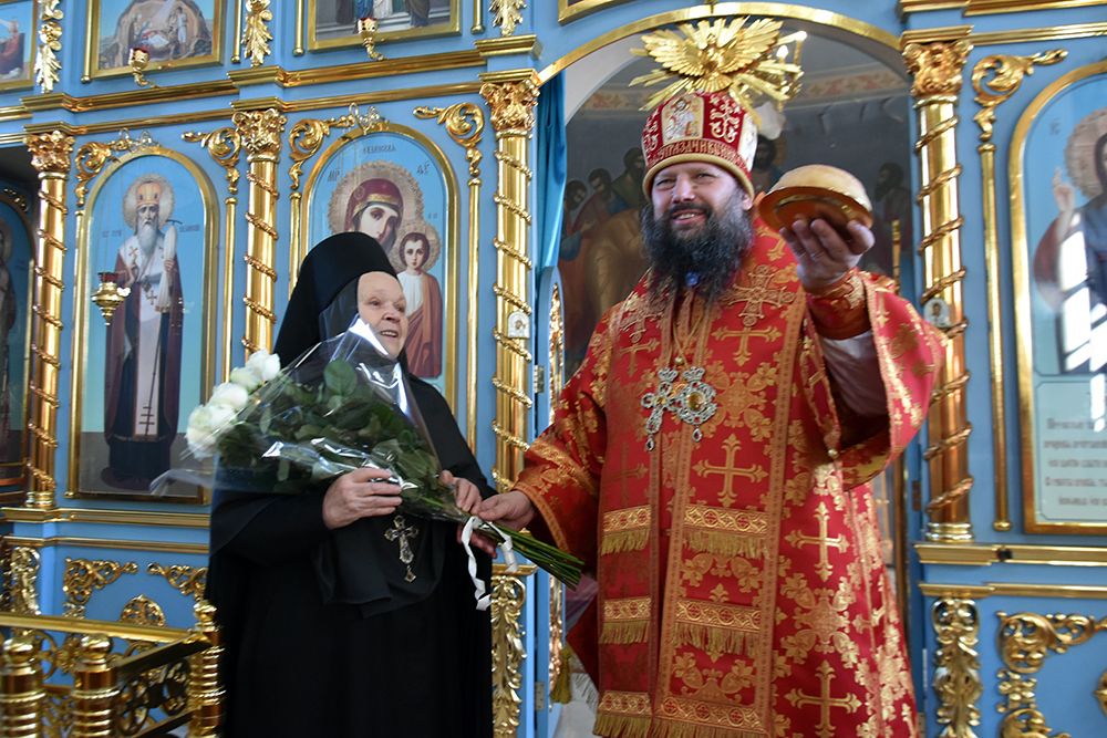 Епископ Гавриил совершил Литургию в Елабужском монастыре и поздравил игумению Веру с именинами