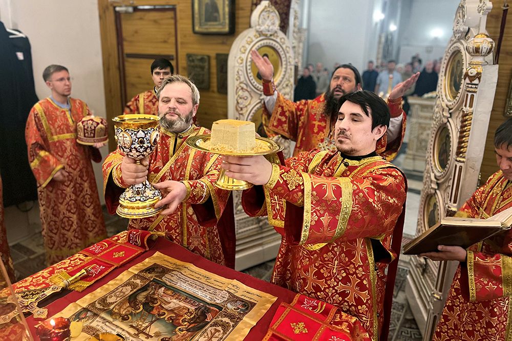 В новогоднюю ночь епископ Гавриил совершил Литургию в храме Казанской иконы Божией Матери [+Видео]