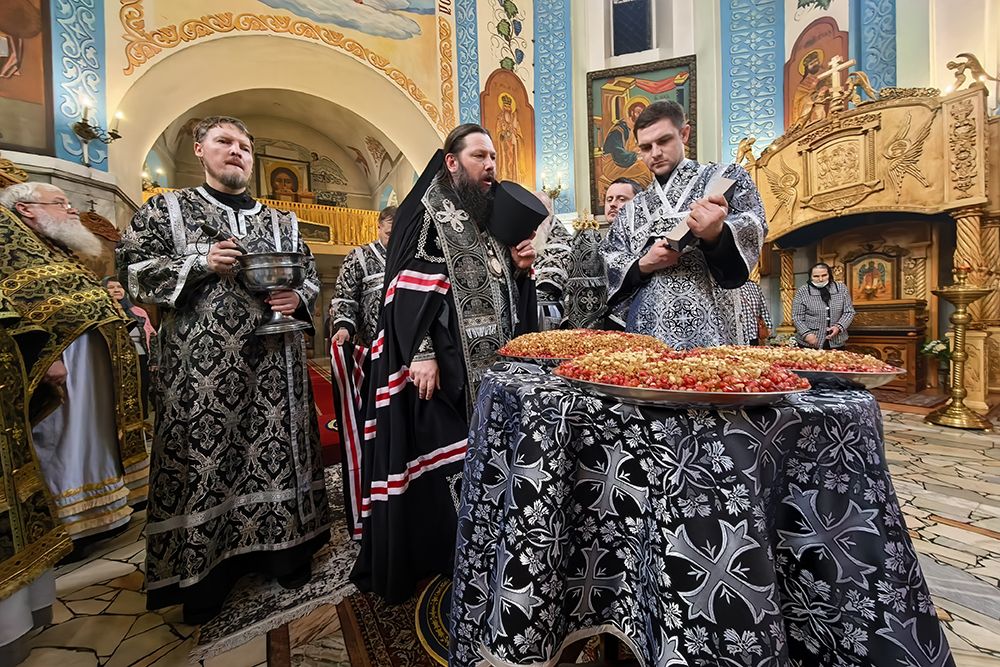 Епископ Гавриил совершил Литургию Преждеосвященных Даров и освятил коливо