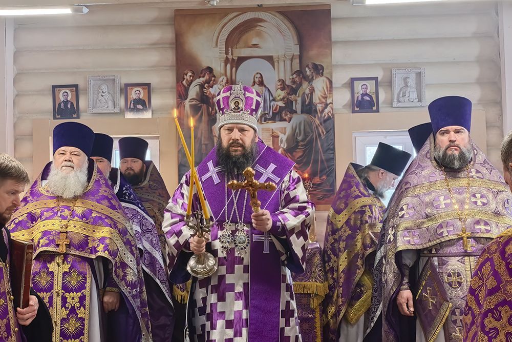 Епископ Гавриил возглавил Литургию в храме Новомучеников Елабужских [+Видео]