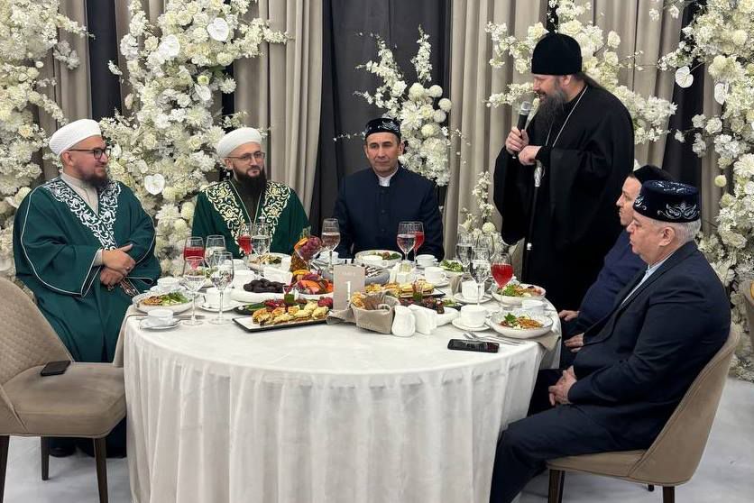 Епископ Гавриил посетил ифтар в Тукаевском районе