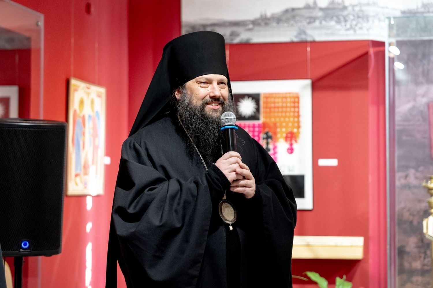 Епископ Гавриил принял участие в открытии выставки «Слово и Небо»